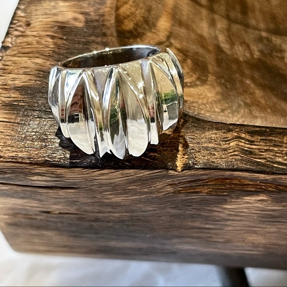 - Jewelry - BOLD & BEAUTIFUL 925 sterling silver EYE CATCHING ribbed RING chic stylish